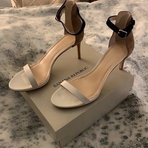 Banana Republic Jaylen heels - size 10 - never worn - white, tan and black